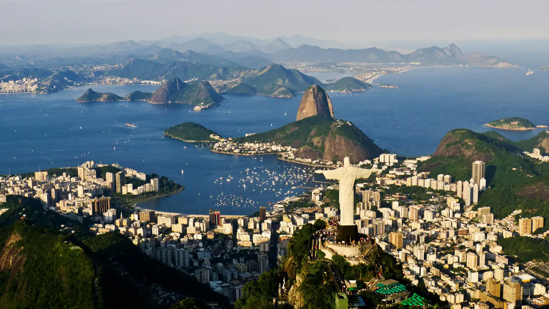 Le Christ Rédempteur au sommet du Corcovado, le Pain de Sucre et la baie de Guanabara derrière lui