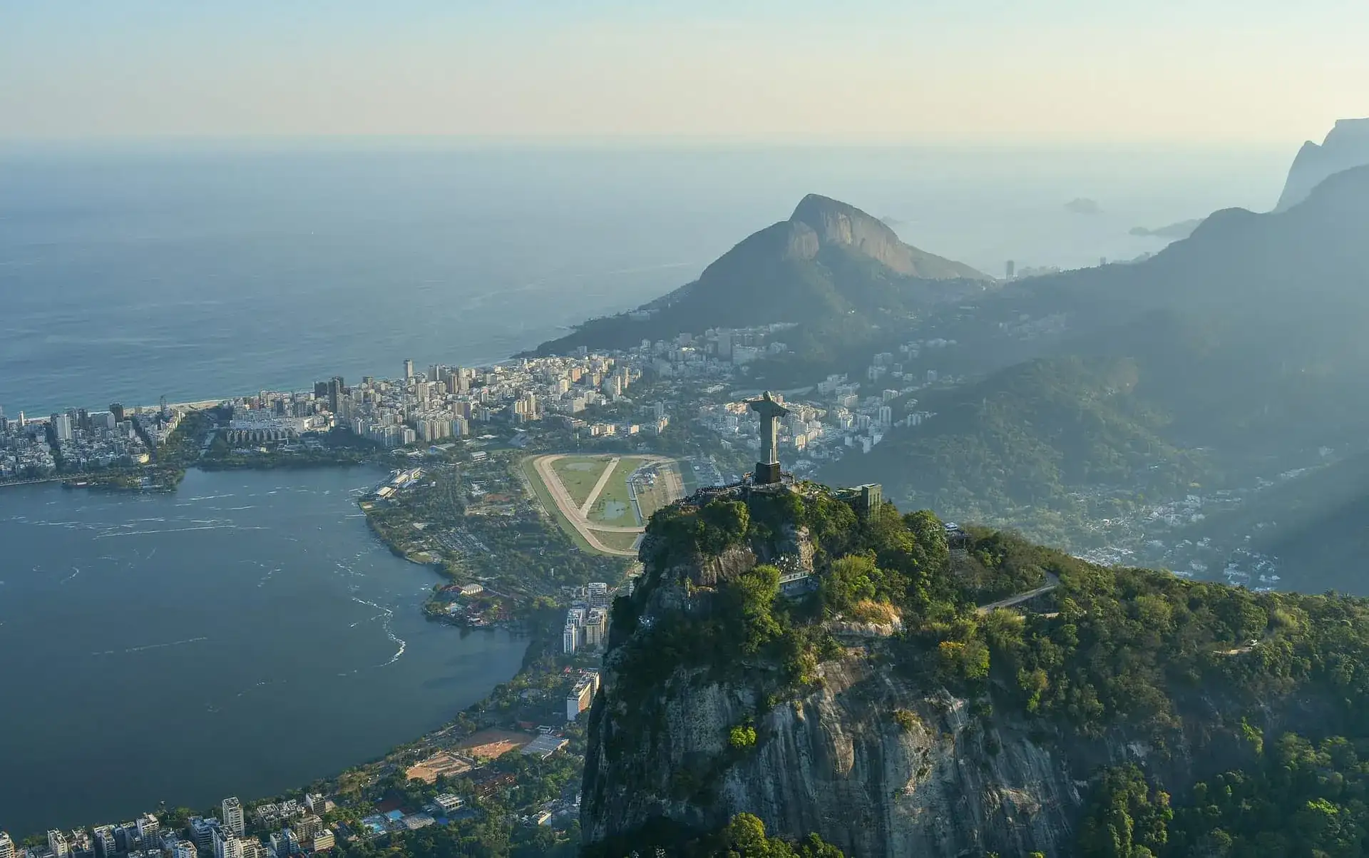 El Cristo Redentor en la cima del Corcovado dominando Río, la laguna y el océano
