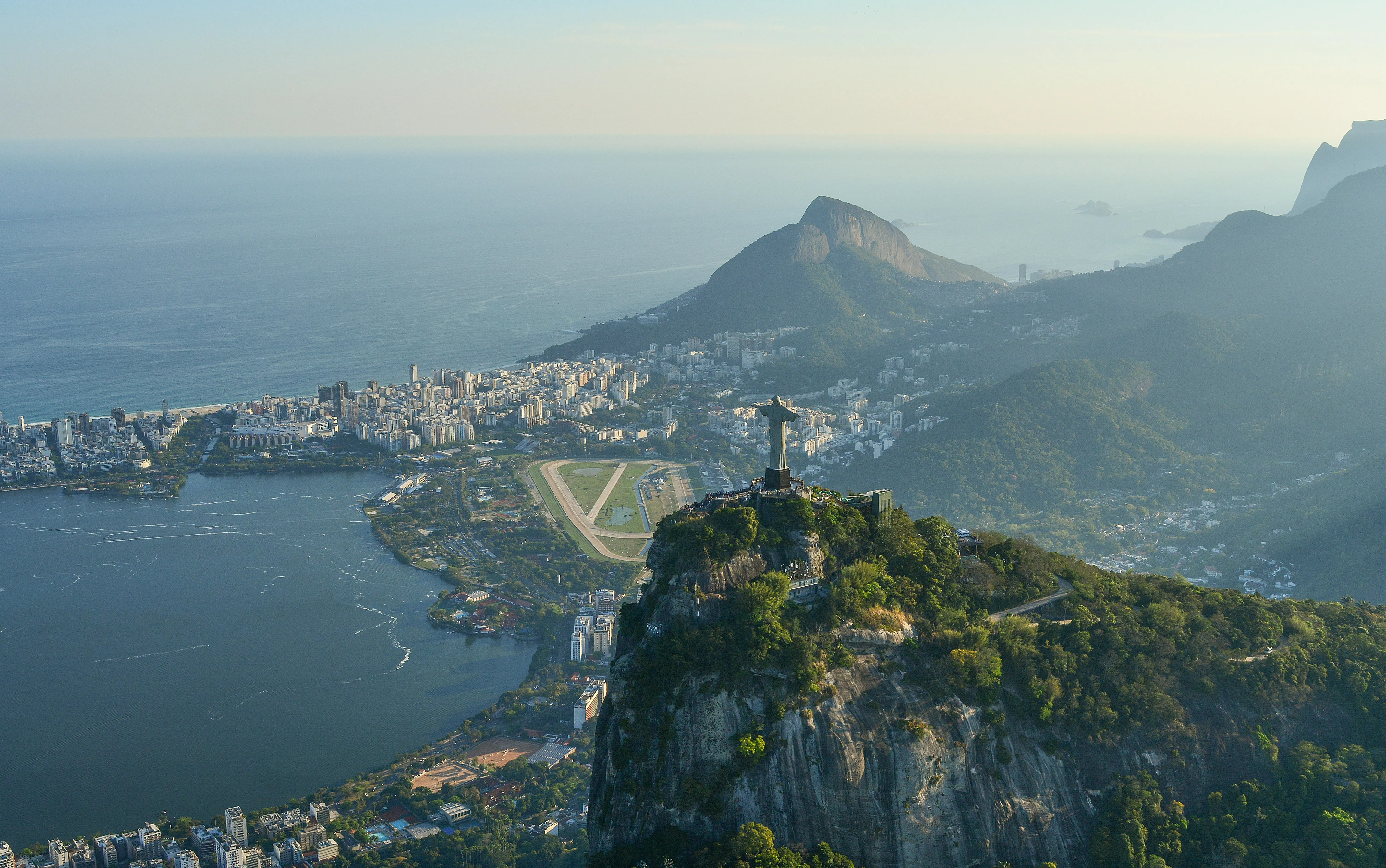Le Christ Rédempteur au sommet du Corcovado dominant Rio, la lagune et l'océan