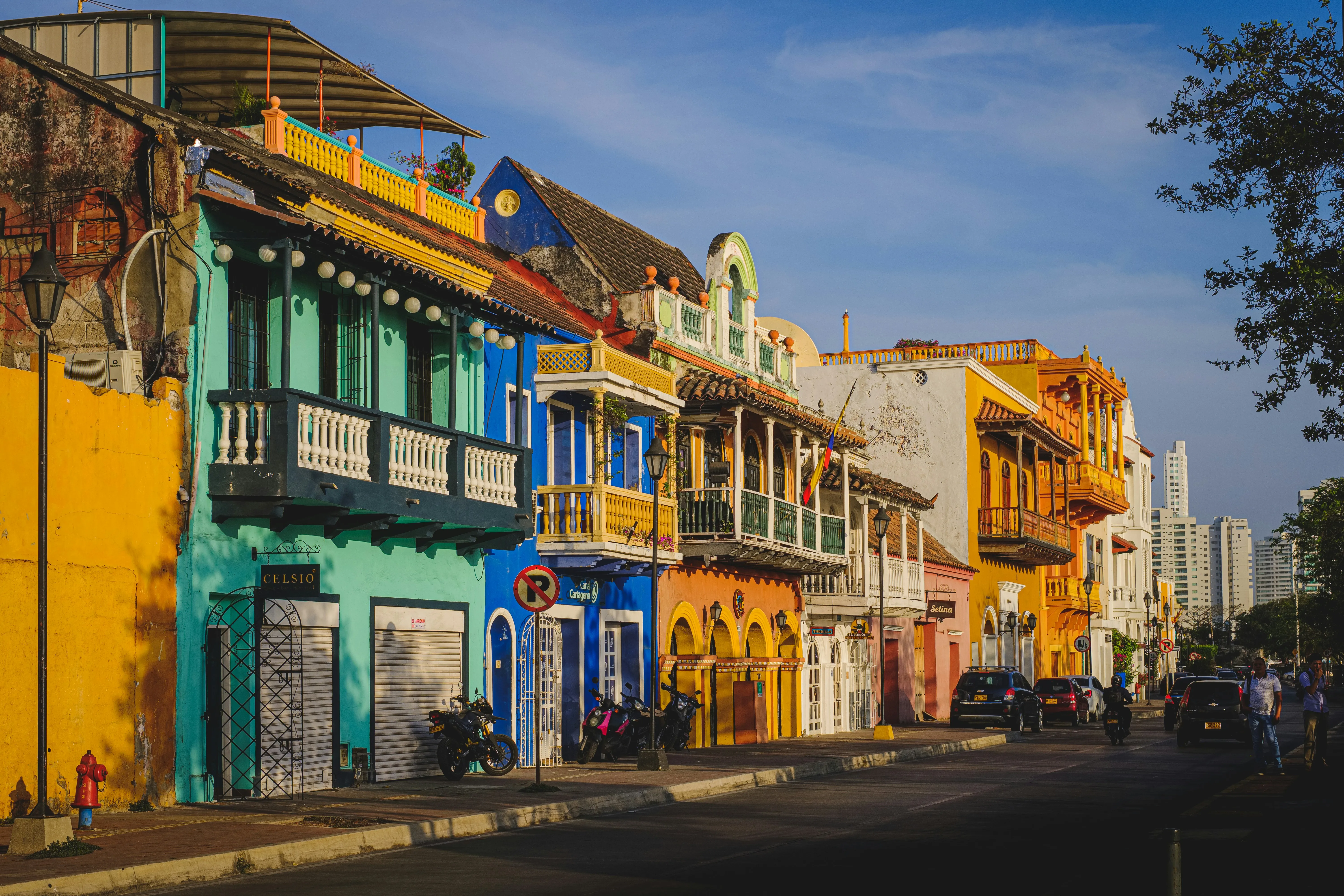Façades colorées et balcons fleuris d'une rue coloniale de Carthagène des Indes