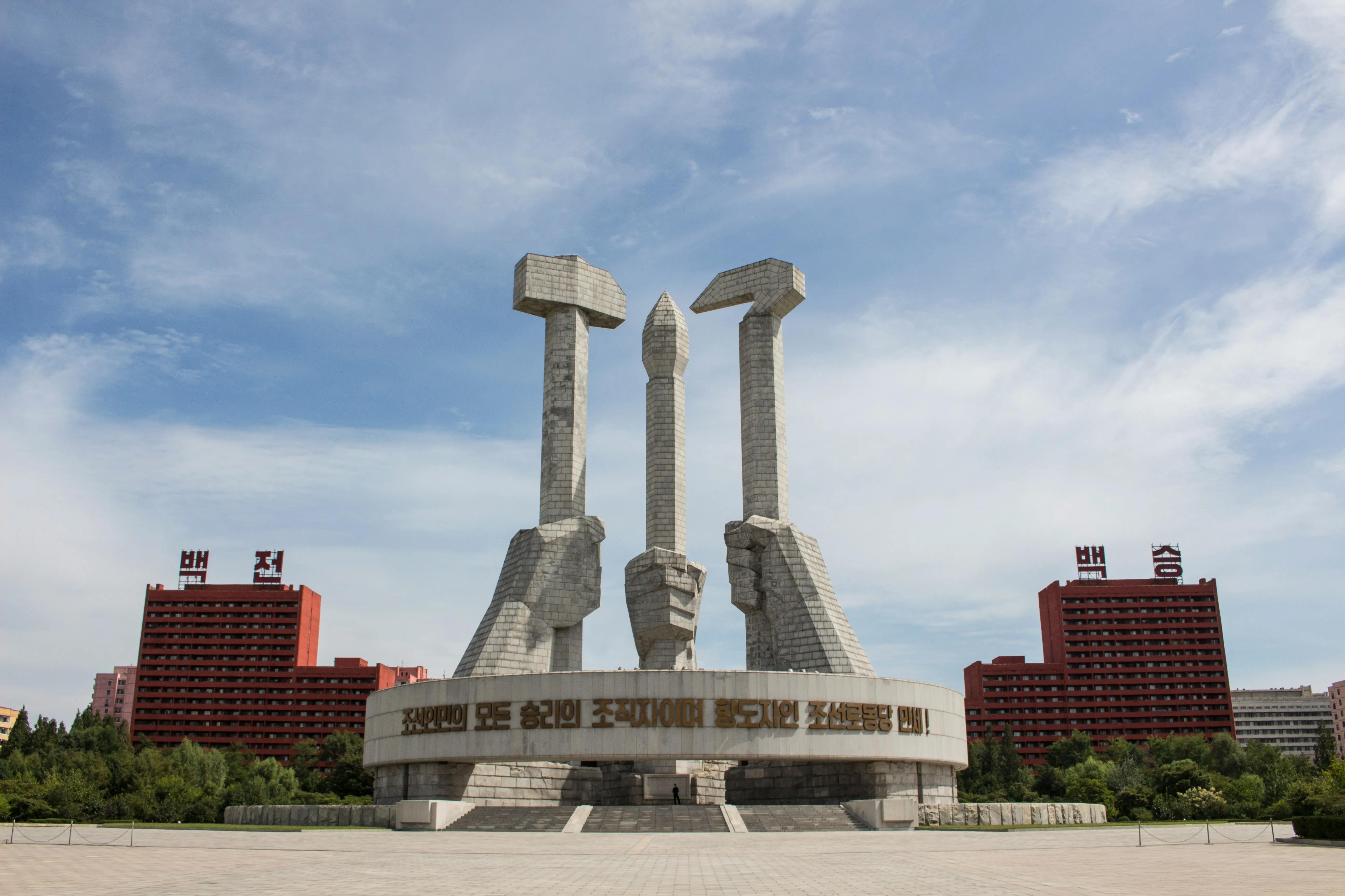 Le monument à la fondation du Parti du travail à Pyongyang, marteau, faucille et pinceau de granit