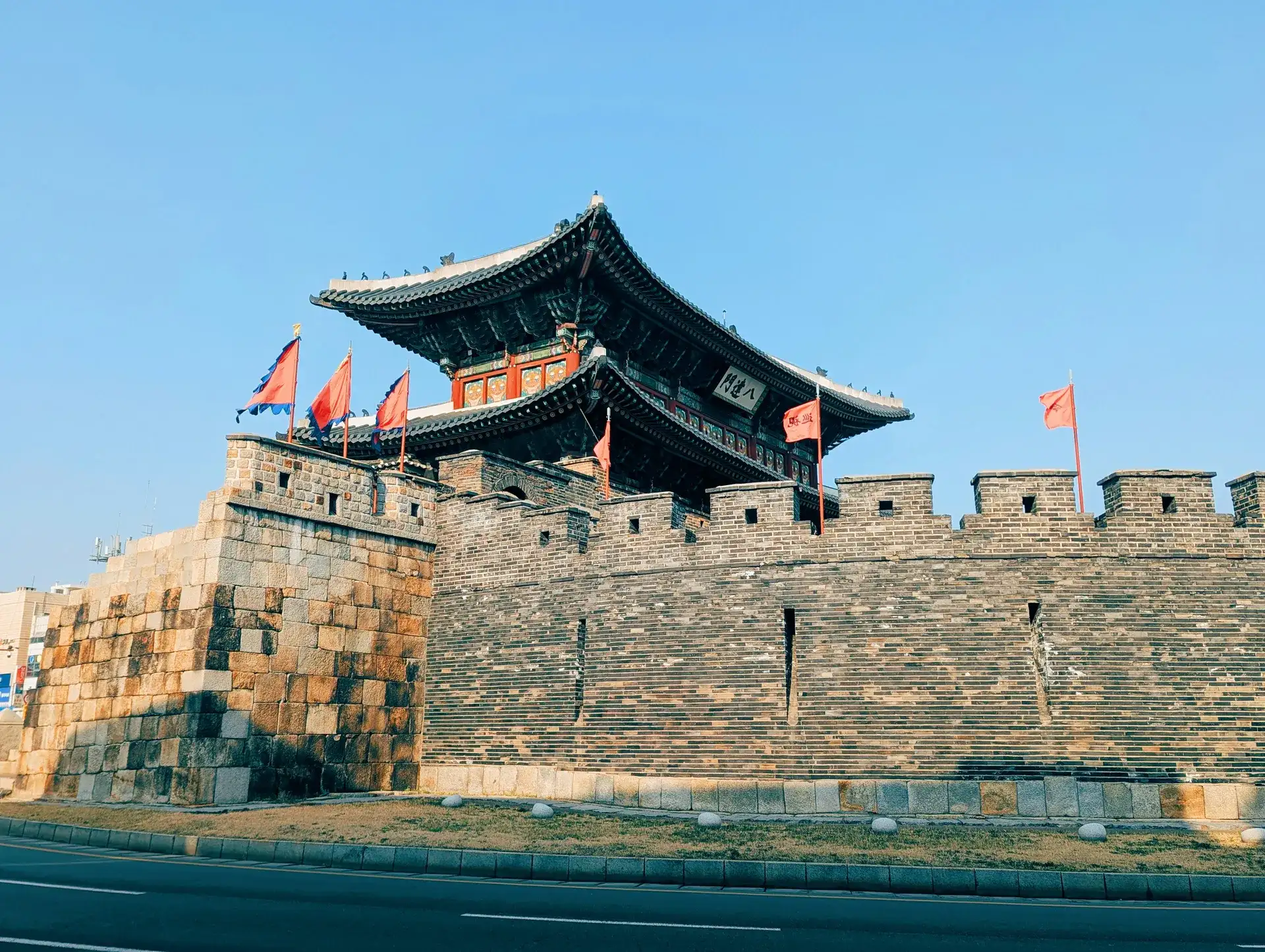 La porte Paldalmun et les remparts de la forteresse Hwaseong à Suwon