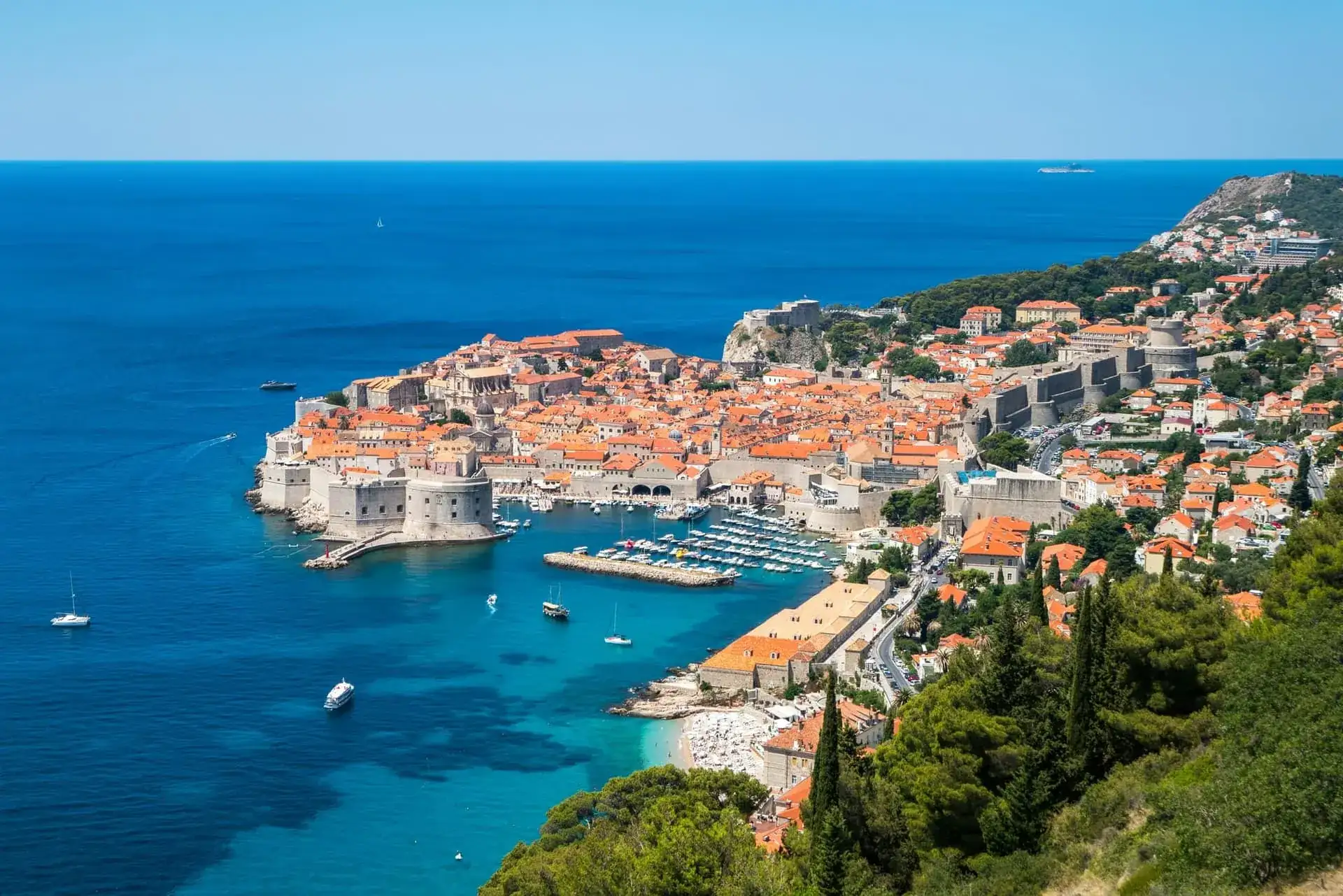 La vieille ville fortifiée de Dubrovnik et son port, toits orange face à l'Adriatique