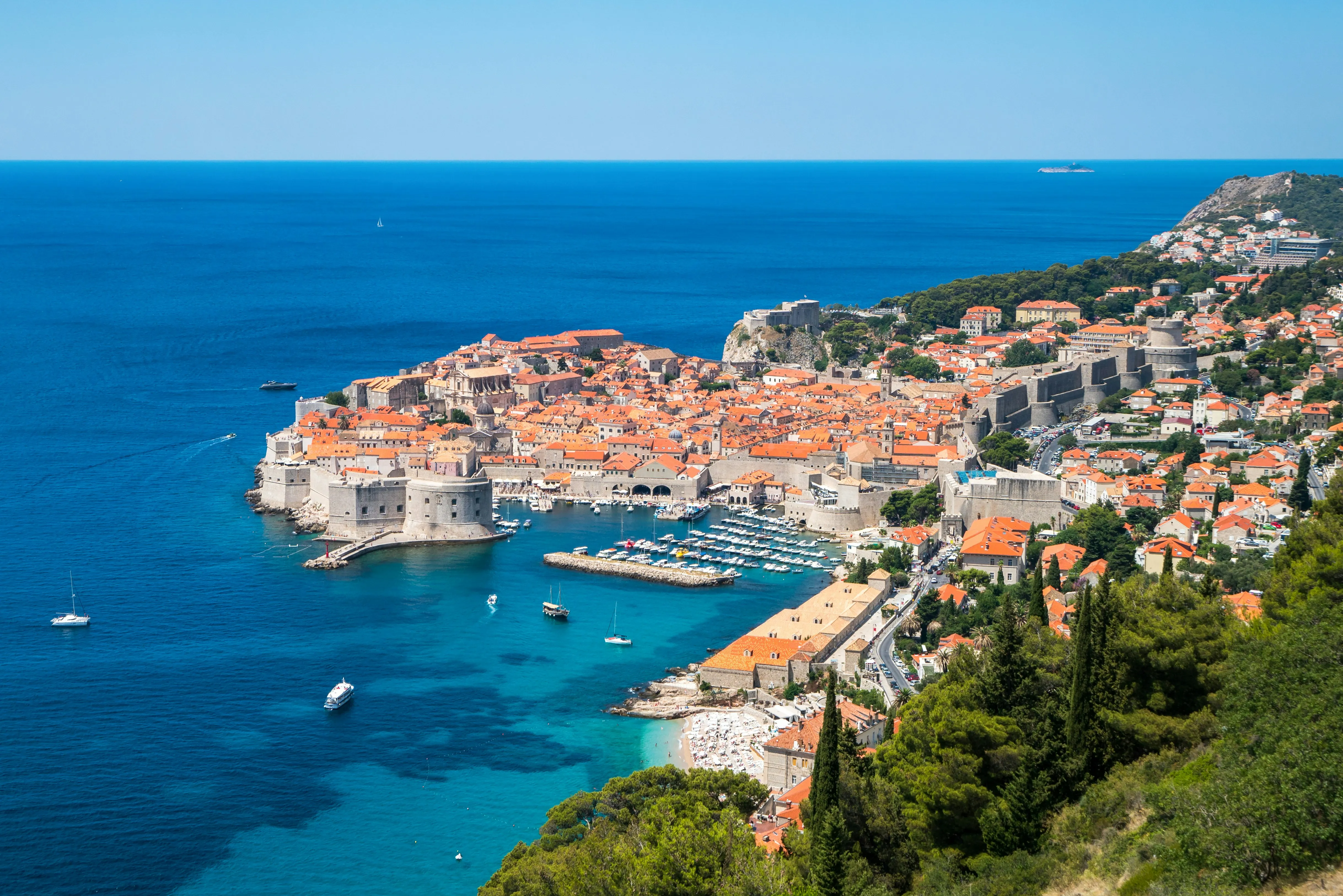 La vieille ville fortifiée de Dubrovnik et son port, toits orange face à l'Adriatique