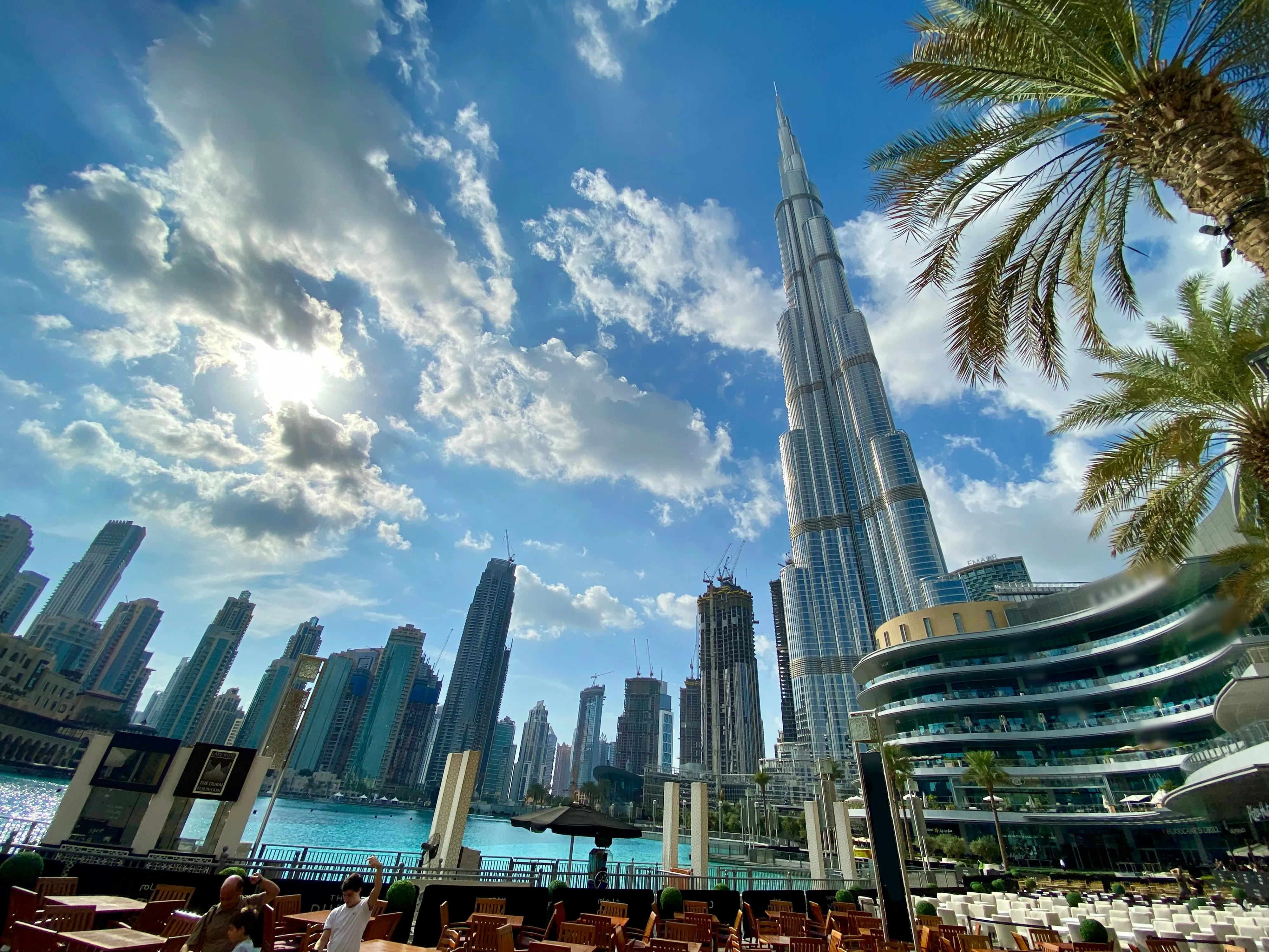 La Burj Khalifa dominant les tours du centre de Dubaï, entre palmier et lac de la fontaine