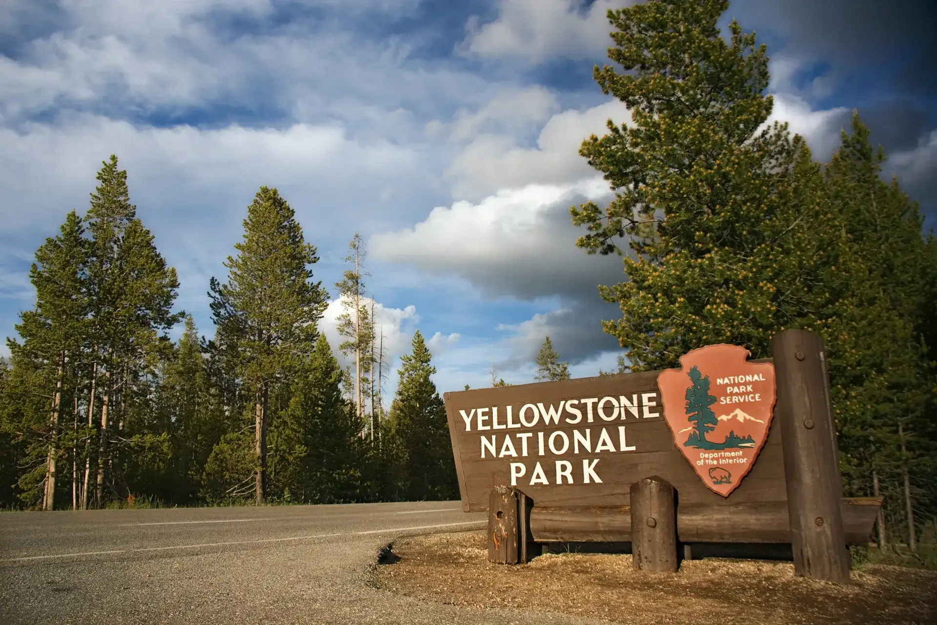 Le panneau d'entrée du parc national de Yellowstone au milieu des pins