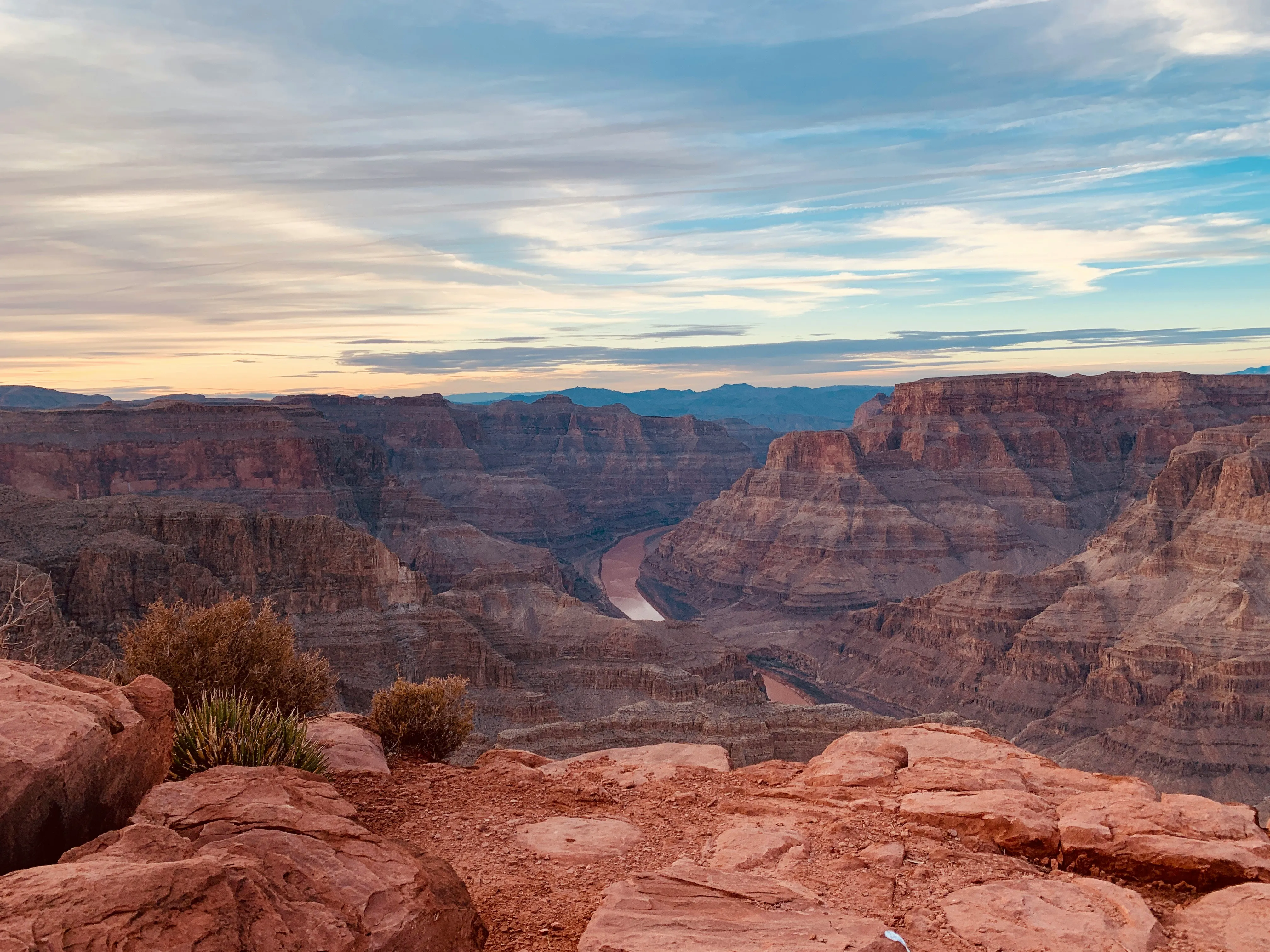 Le Grand Canyon au crépuscule, méandre du Colorado entre les falaises striées