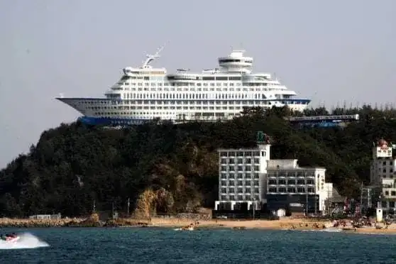 L'hôtel Sun Cruise en forme de paquebot, posé au sommet d'une falaise face à la mer