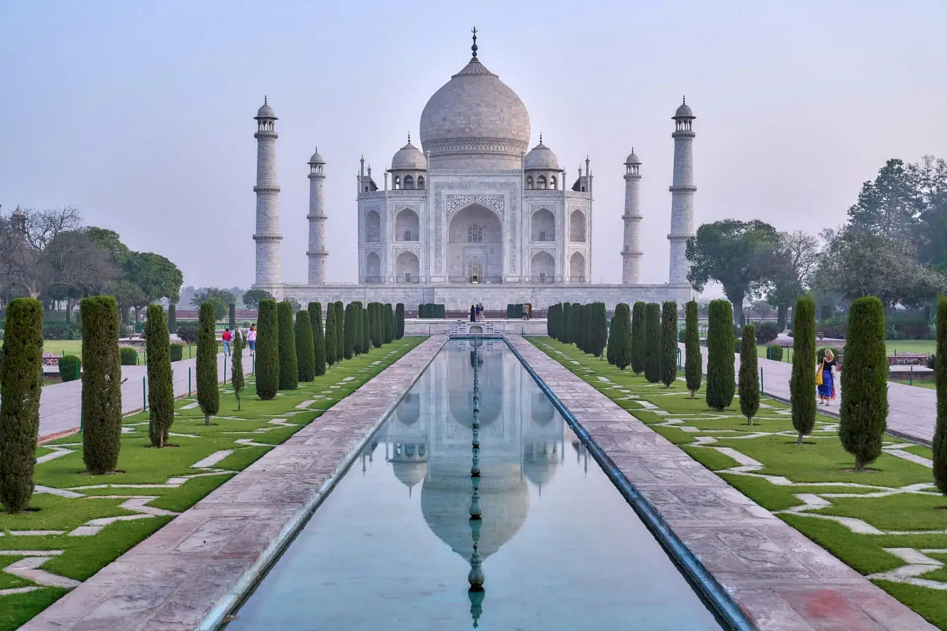 Le Taj Mahal et ses minarets reflétés dans le grand bassin des jardins moghols, à Agra