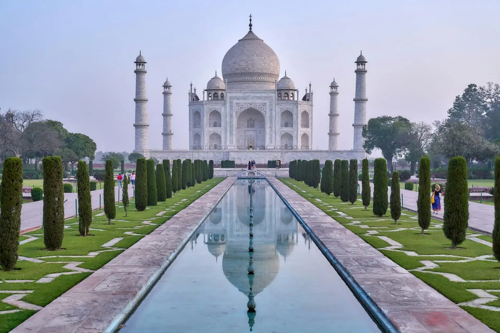 Le Taj Mahal et ses minarets reflétés dans le grand bassin des jardins moghols, à Agra