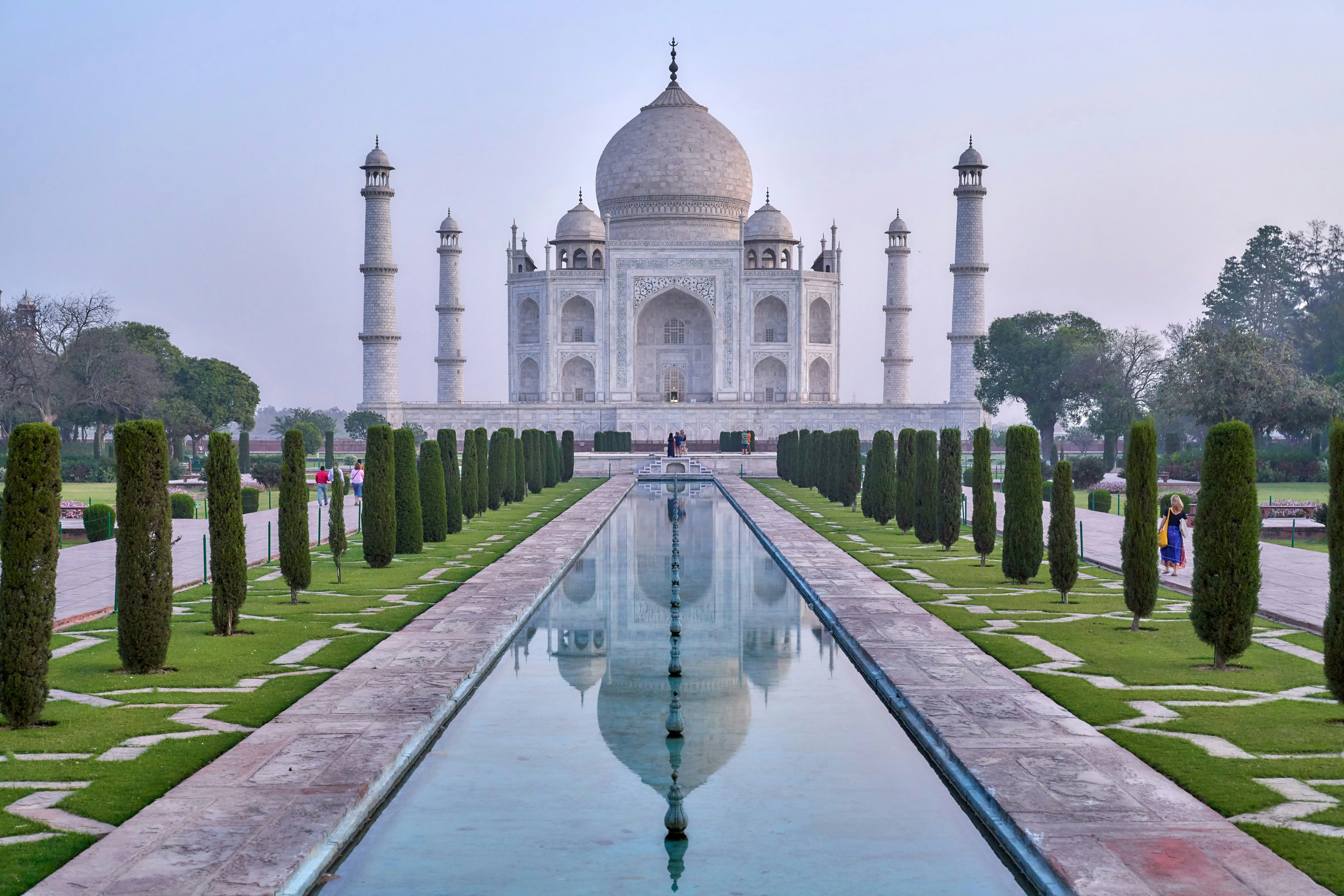 Le Taj Mahal et ses minarets reflétés dans le grand bassin des jardins moghols, à Agra