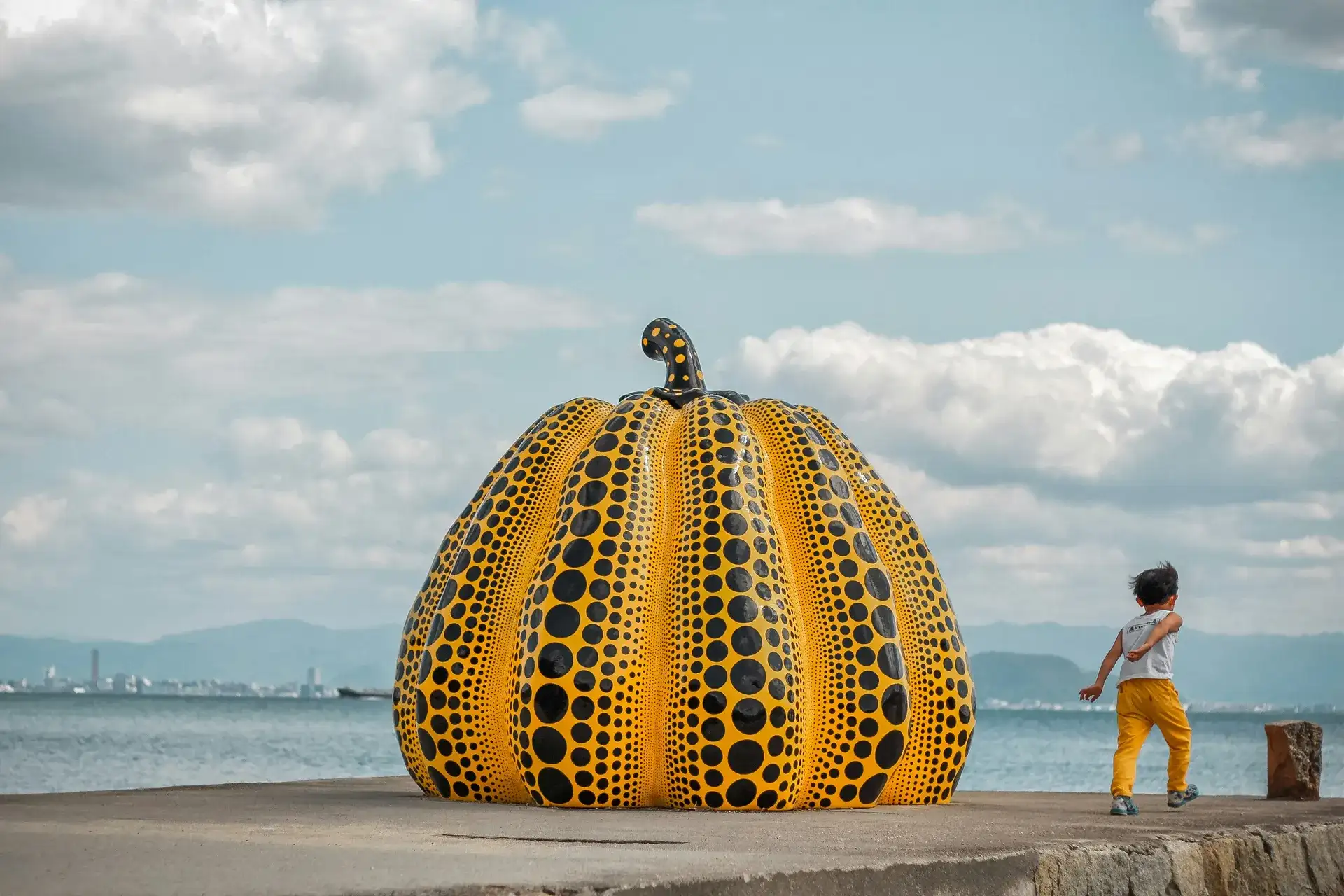 La citrouille à pois de Naoshima au bord de la mer Intérieure