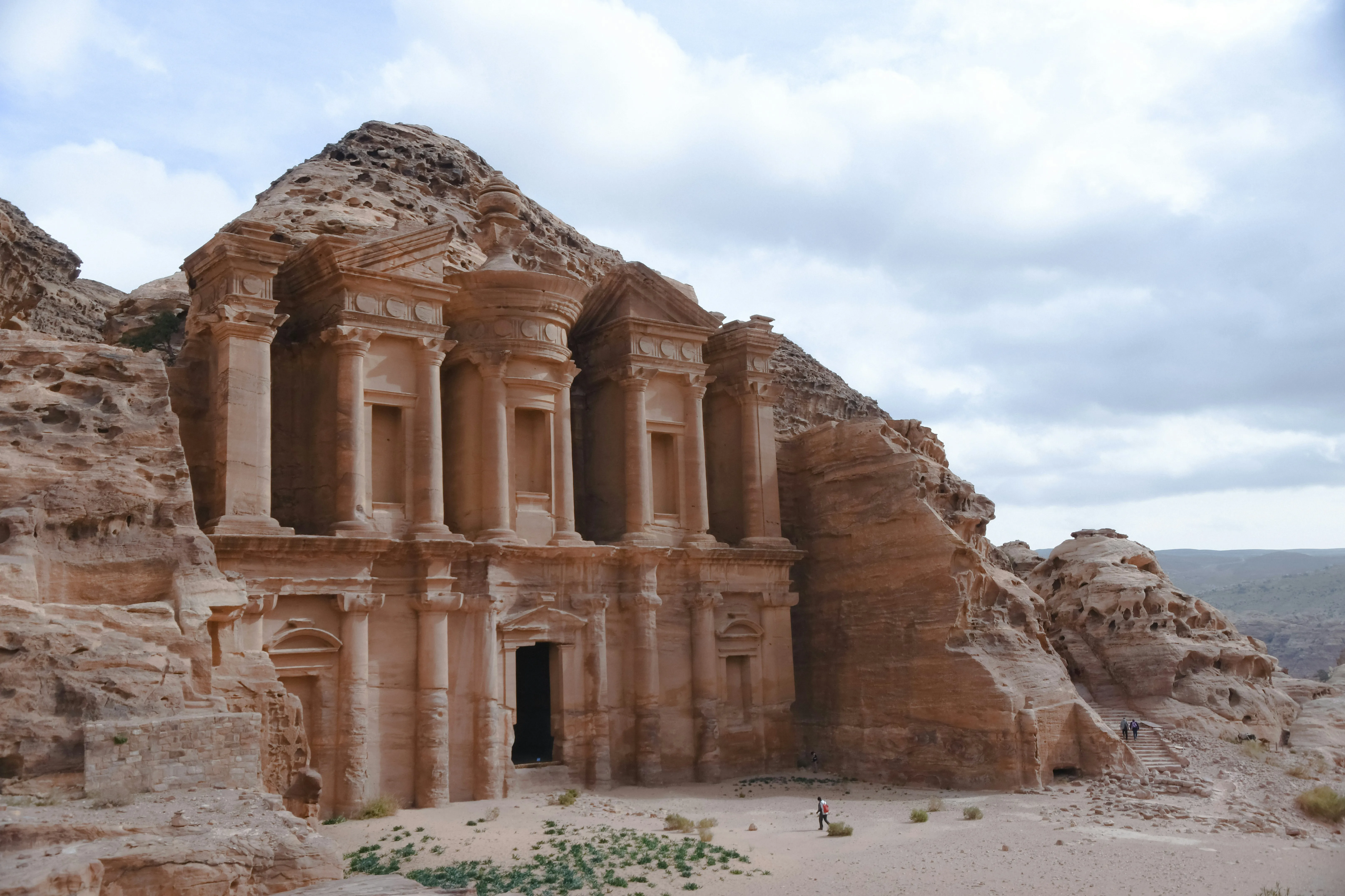 La façade du Monastère taillée dans la falaise de grès rose, à Pétra