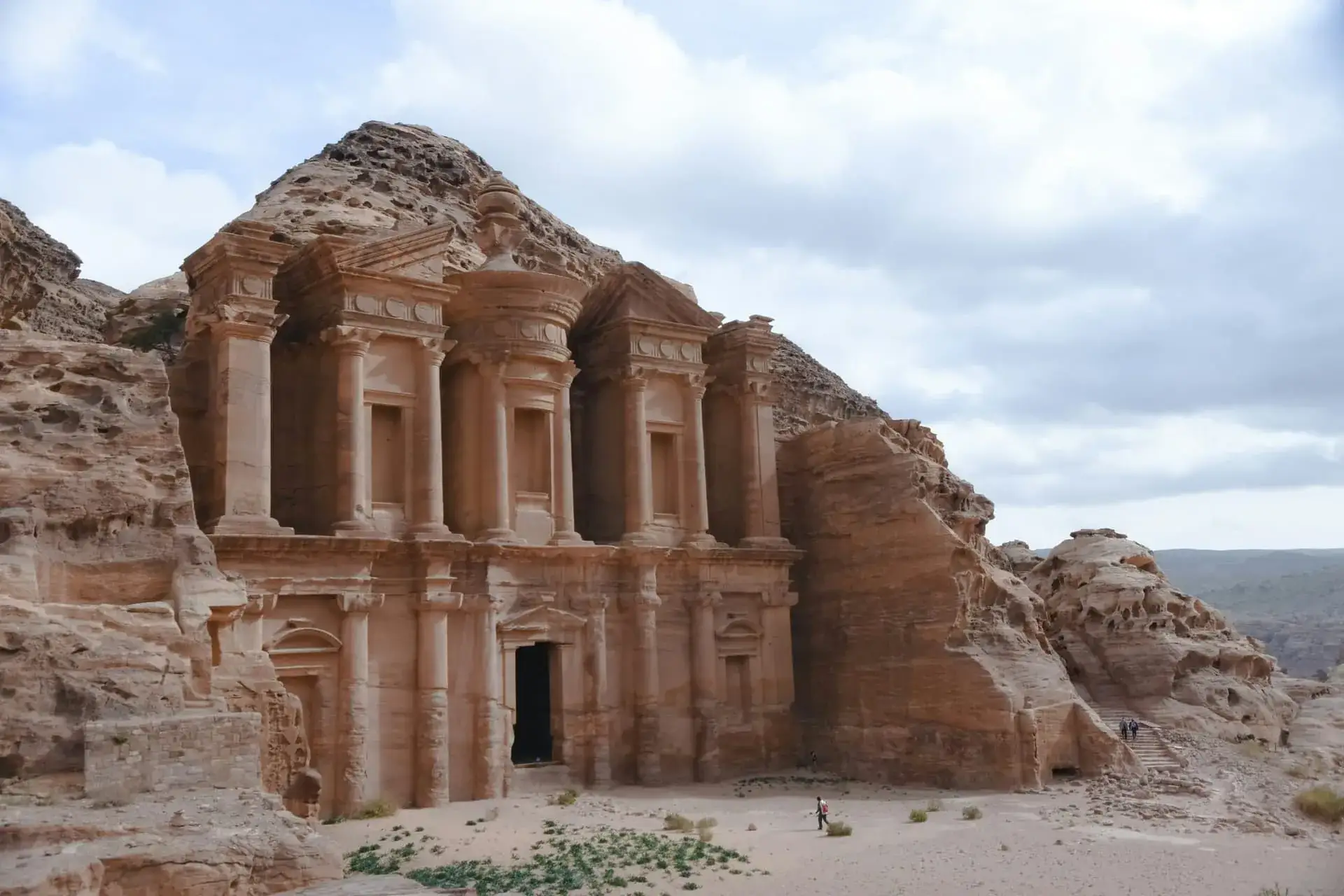 La façade du Monastère taillée dans la falaise de grès rose, à Pétra