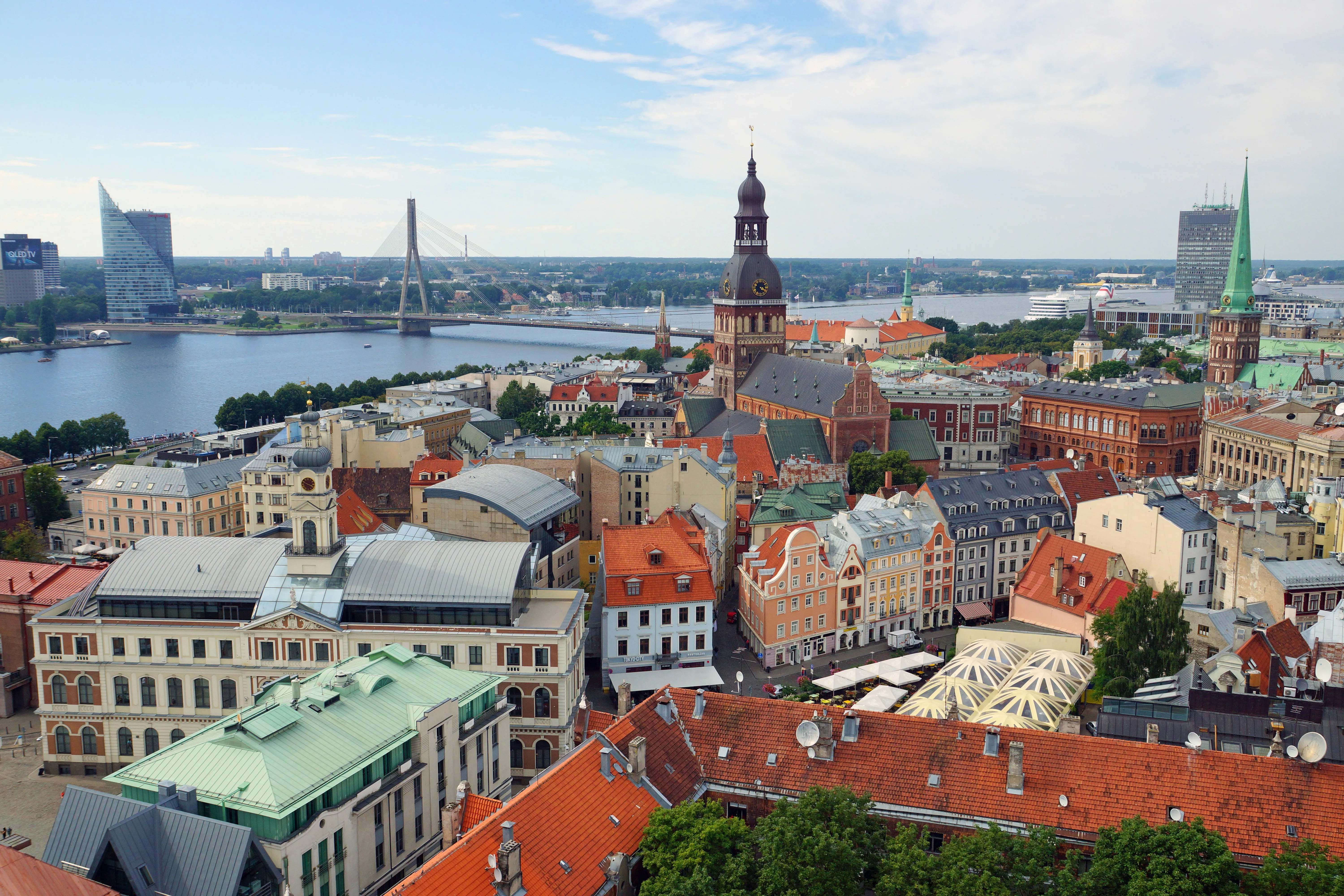 La vieille ville de Riga vue d'en haut, cathédrale et toits orange au bord de la Daugava