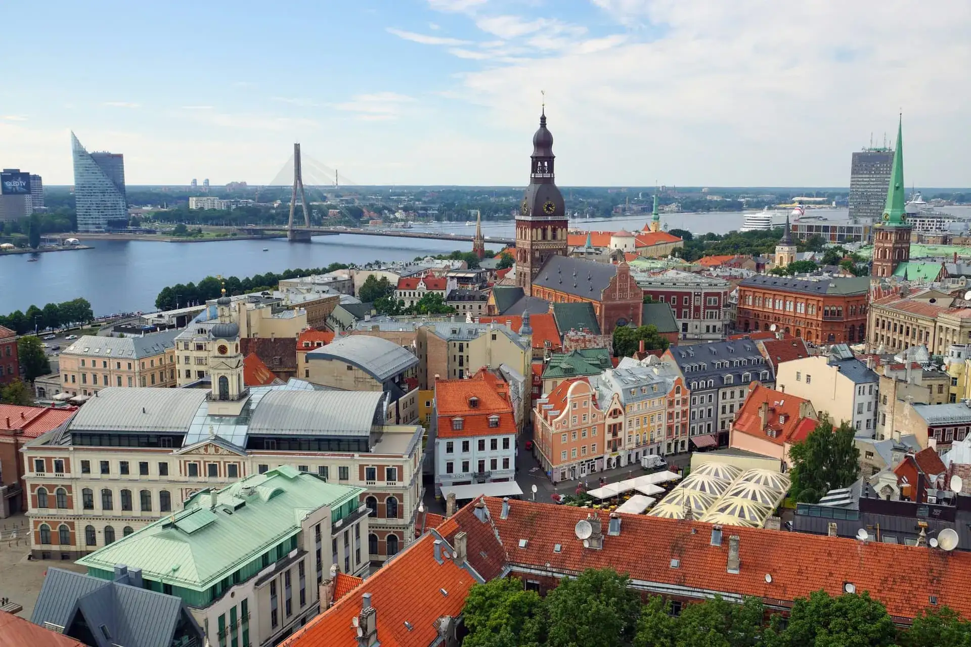 La vieille ville de Riga vue d'en haut, cathédrale et toits orange au bord de la Daugava