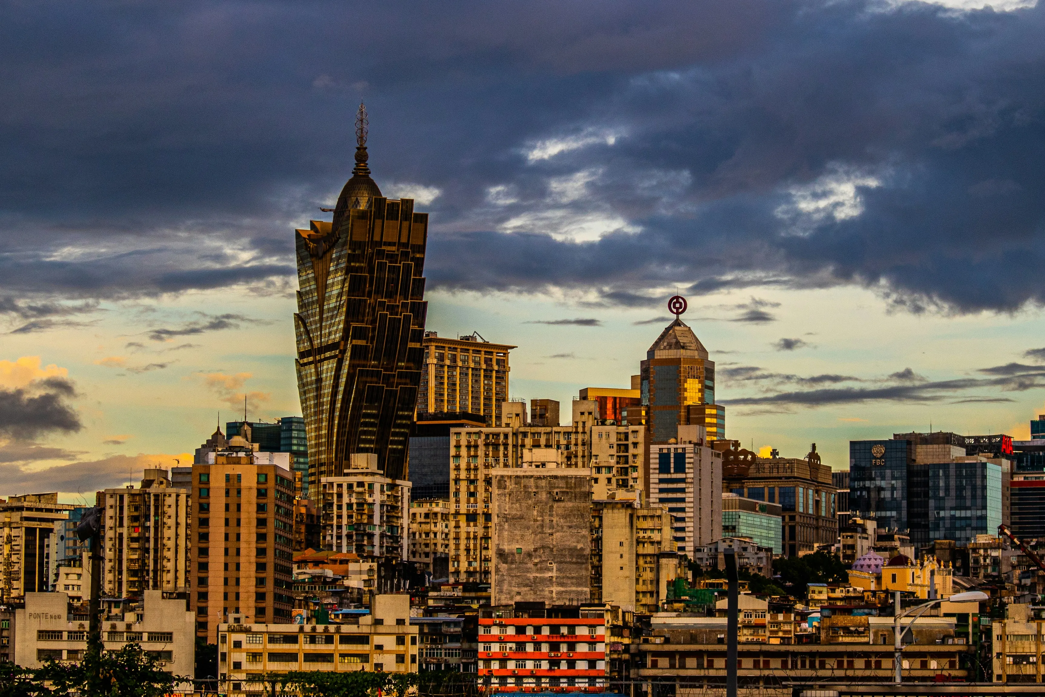 La skyline de Macao au crépuscule, dominée par la tour dorée du Grand Lisboa