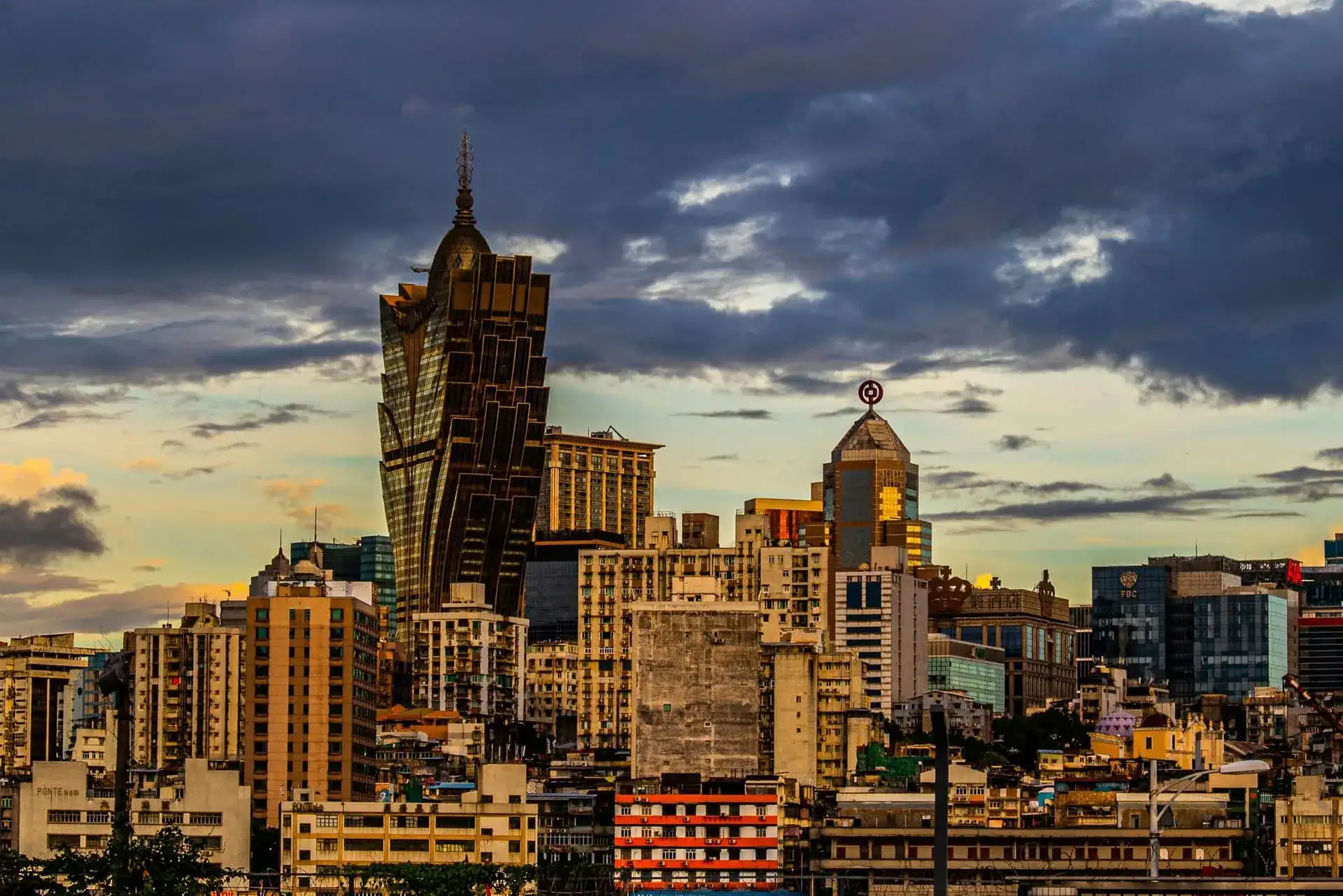 La skyline de Macao au crépuscule, dominée par la tour dorée du Grand Lisboa
