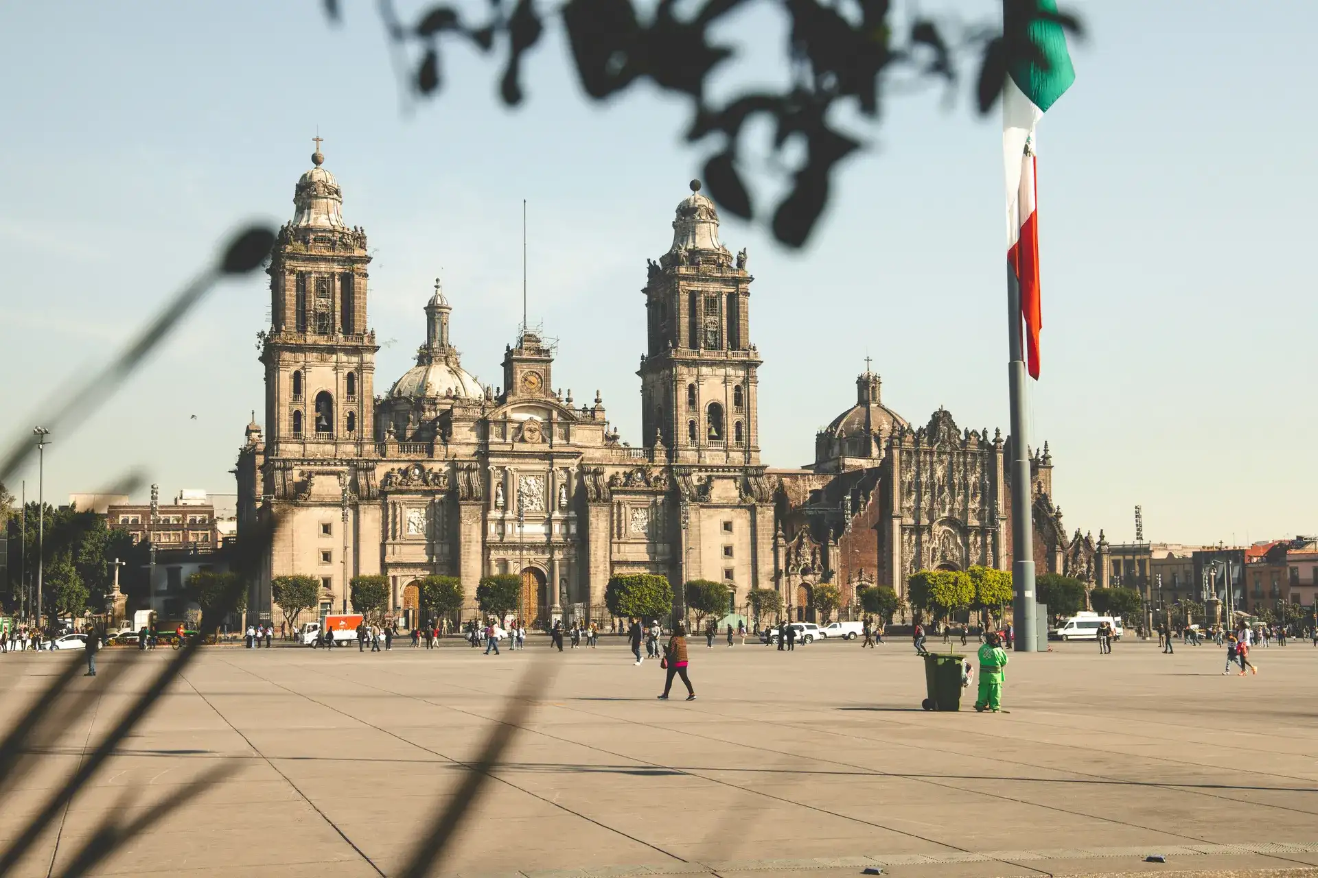 La cathédrale métropolitaine de Mexico vue depuis le Zócalo, le drapeau mexicain au premier plan