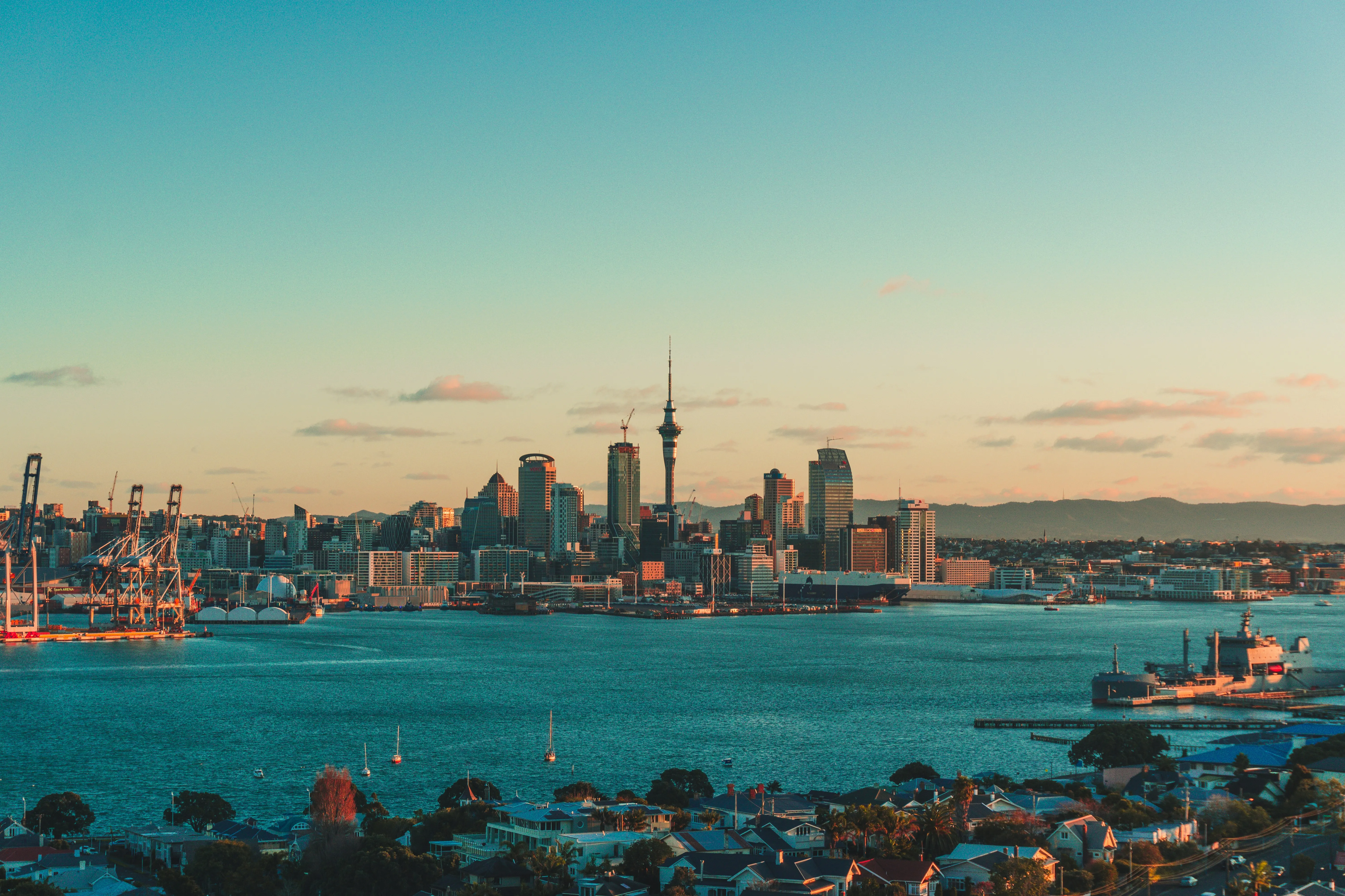La skyline d'Auckland et la Sky Tower au coucher du soleil, voiliers ancrés dans la baie