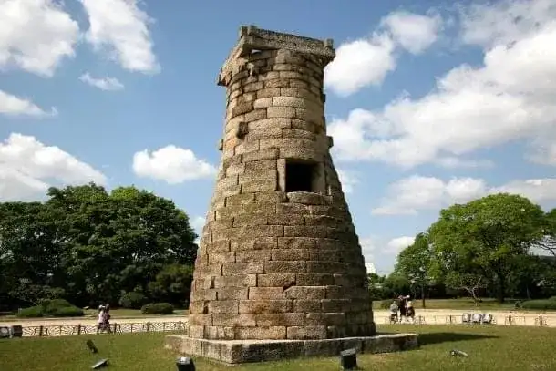 La tour de pierre de l'observatoire Cheomseongdae, seule au milieu d'une pelouse