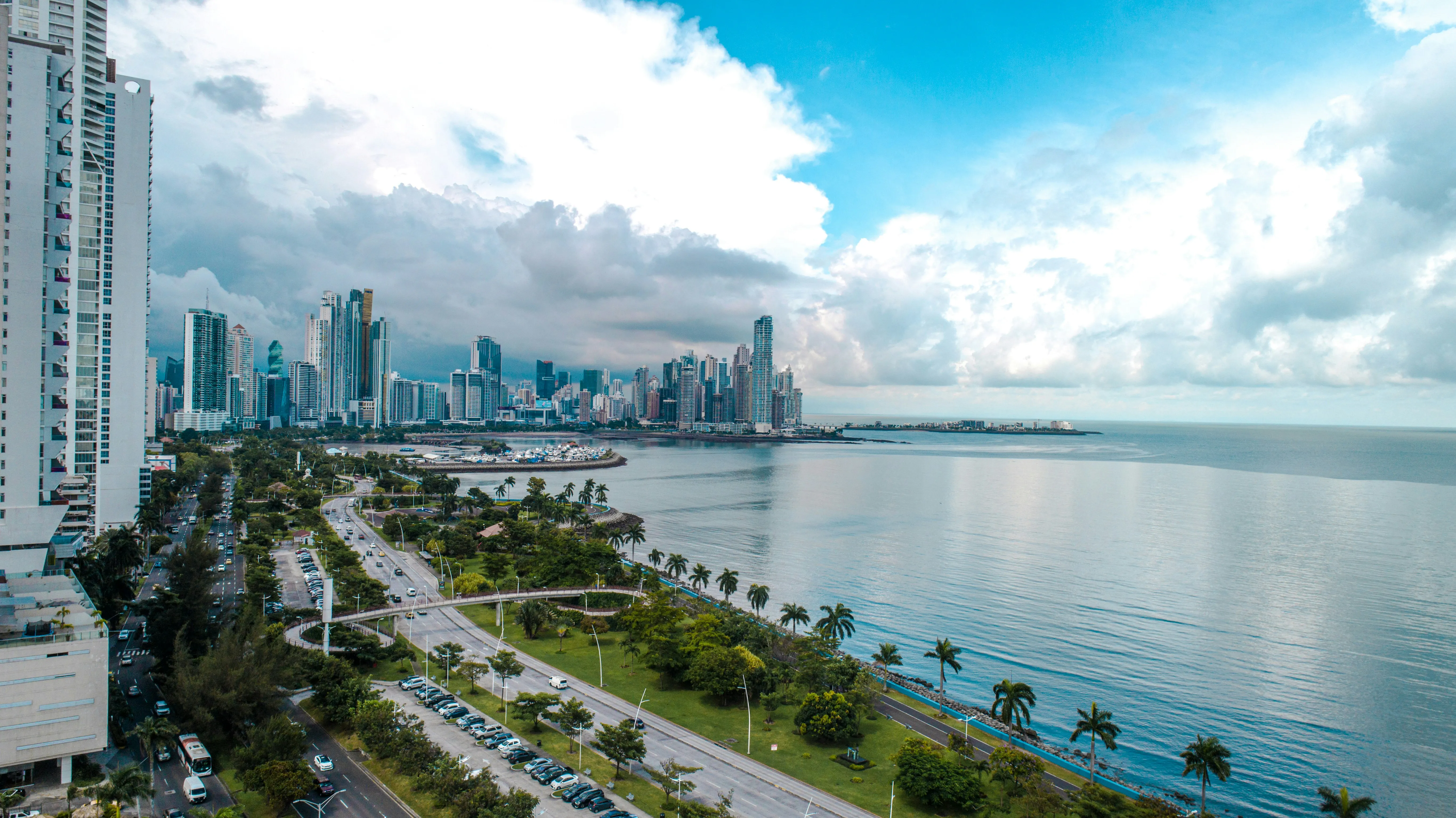 La skyline de Panama City et la promenade côtière bordée de palmiers, sous un ciel d'orage tropical