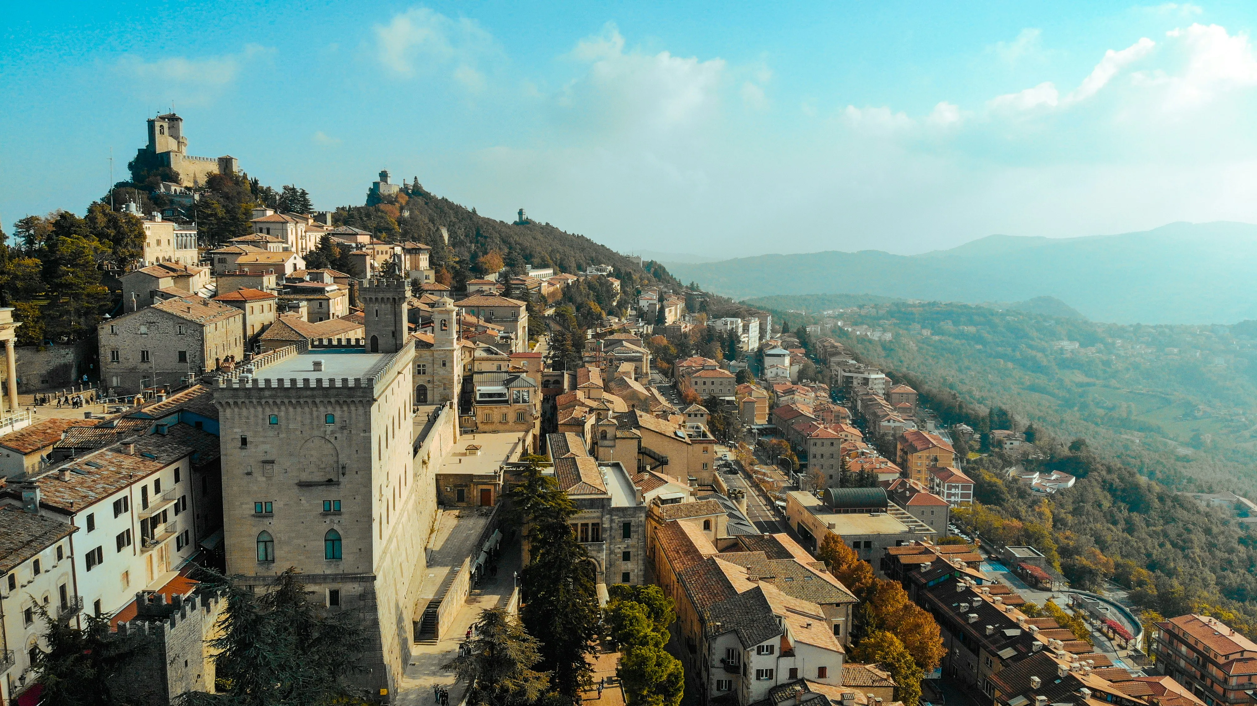 La ville haute de Saint-Marin sur la crête du mont Titano, palais crénelés et tours de guet au-dessus de la vallée