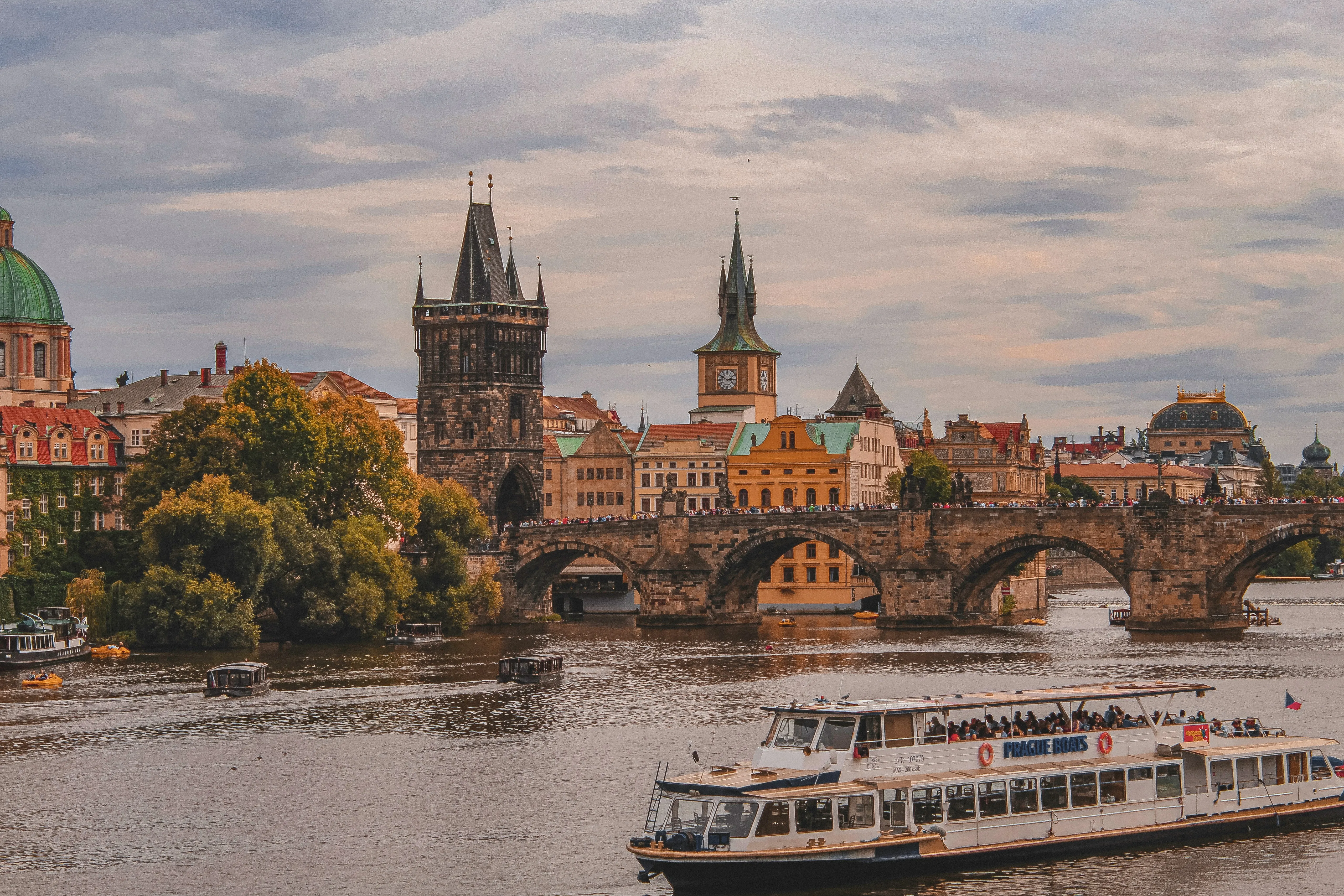 Le pont Charles et la tour gothique de la Vieille-Ville au-dessus de la Vltava, à Prague