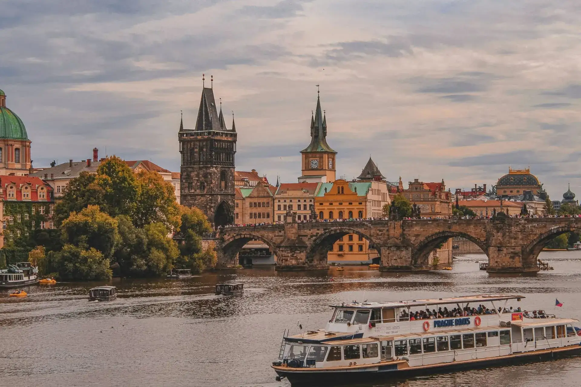 Le pont Charles et la tour gothique de la Vieille-Ville au-dessus de la Vltava, à Prague