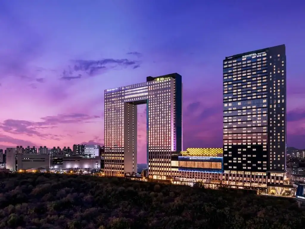 Les tours du complexe Seoul Dragon City illuminées au crépuscule