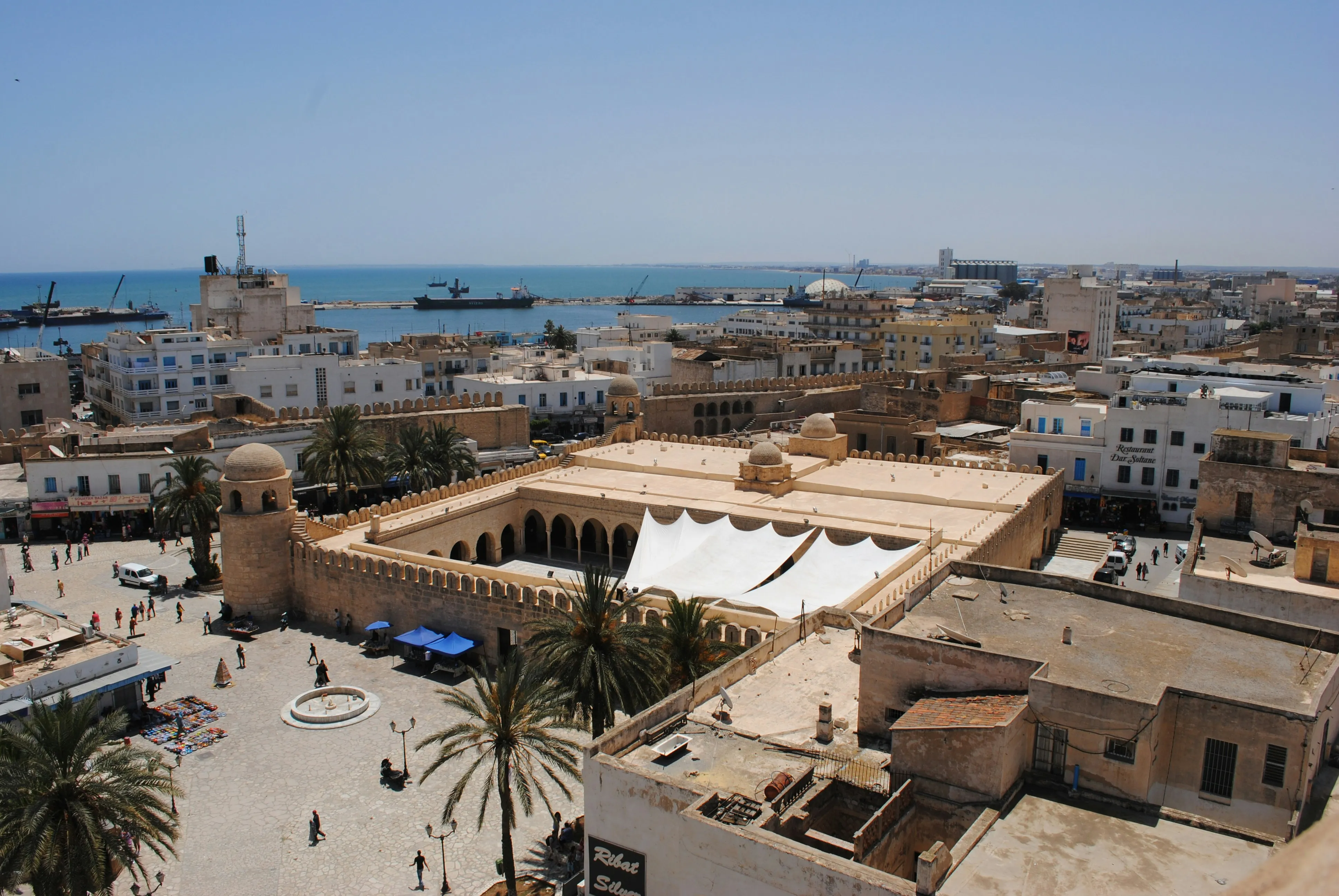 La grande mosquée fortifiée et la médina de Sousse vues d'en haut, le port en arrière-plan